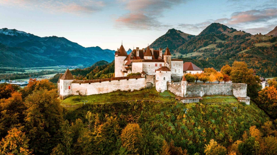 Chateau-de-Gruyeres-Automne-
